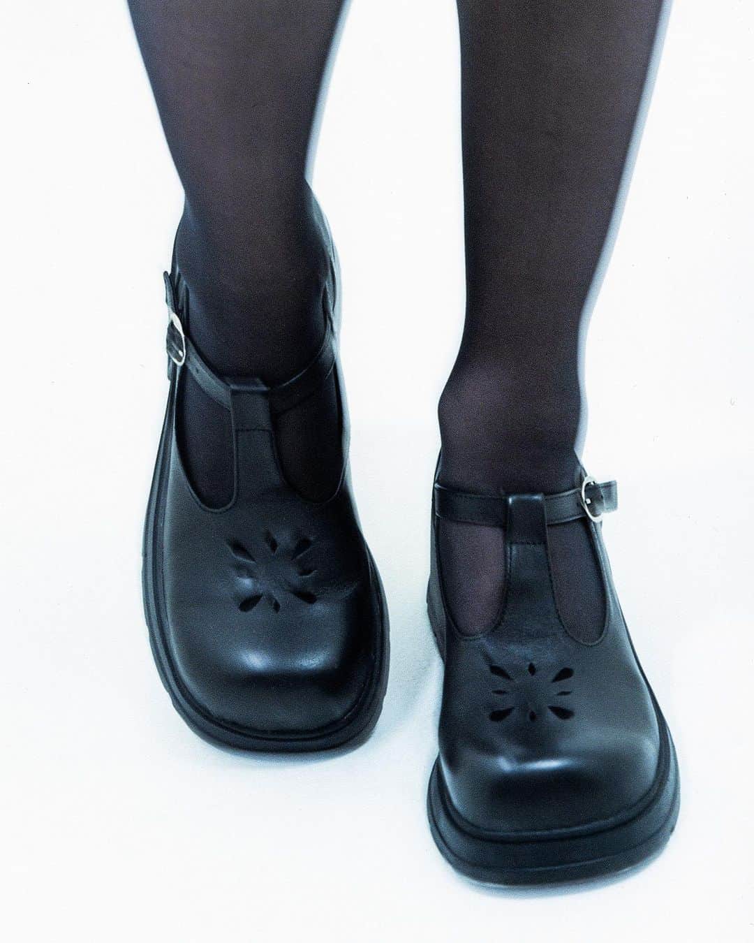 UNIFのインスタグラム：「Black Comma Shoe 🖤」