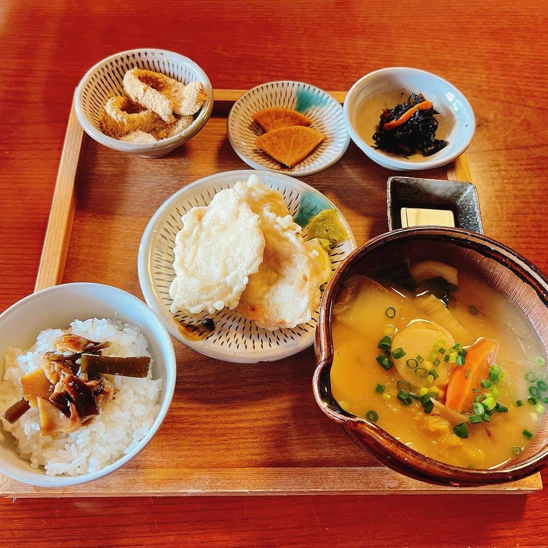 のインスタグラム：「🍽️ せっかく大分に来たのであれば… その1  とり天 だんご汁 椎茸 やせうま 石垣もち  一度のランチでなかなかの制覇！  ってか、 石垣もちなるさつまいものおやつが 名古屋の鬼まんじゅうにそっくりで なんだか親しみが湧きました☺️」