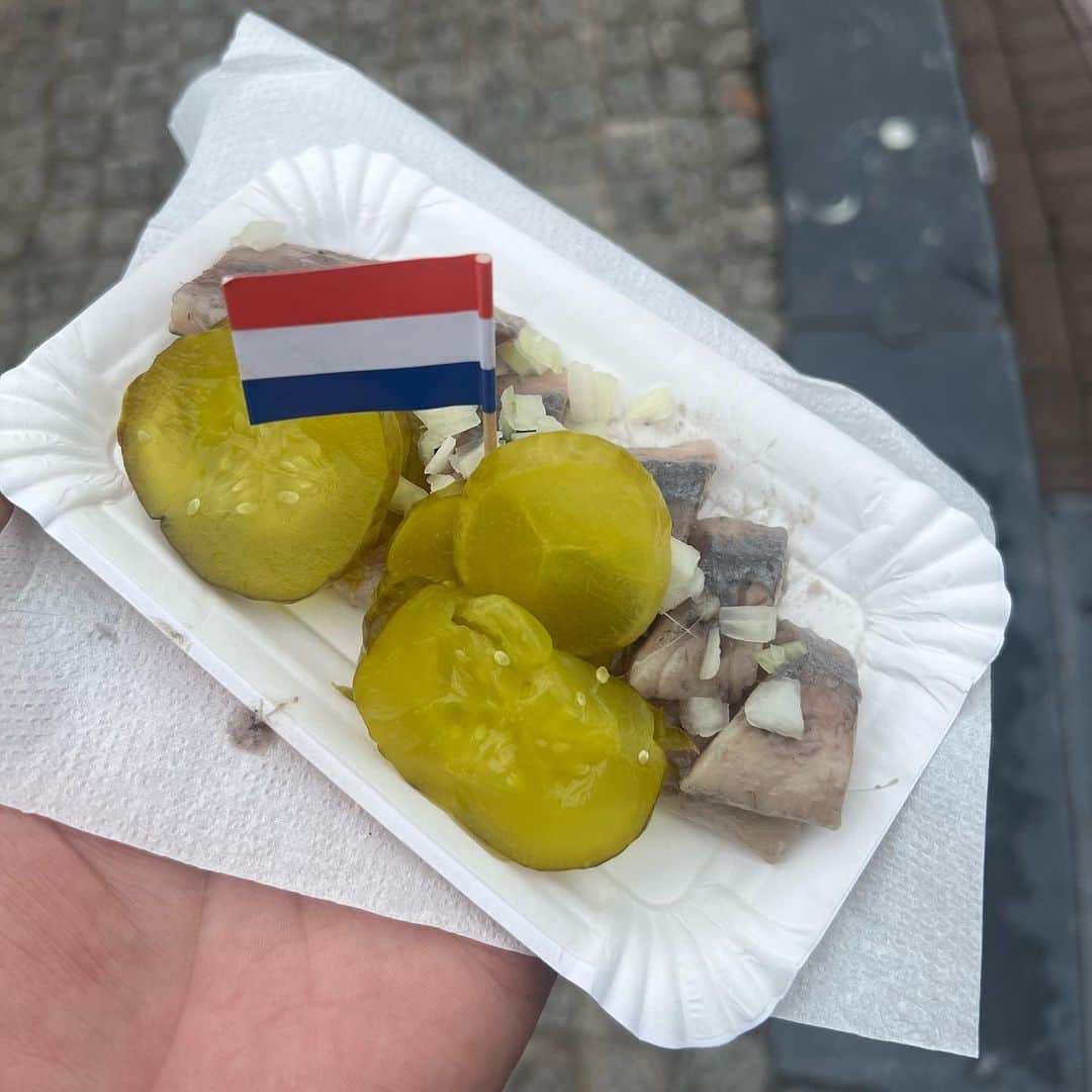 ハシモトタカヒロのインスタグラム：「アムテルダム旅行で唯一食べた郷土料理、ニシンの酢漬け。」