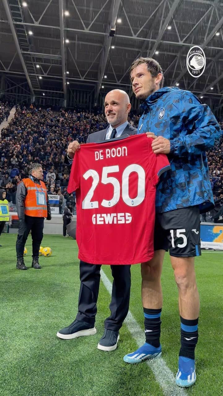 アタランタBCのインスタグラム：「@martenderoon15 premiato dall’AD Luca Percassi per le 250 presenze in @seriea con la nostra maglia 🖤💙  #DeRoon has been honoured by our CEO Luca Percassi for reaching 250 #SerieA appearances for the club 🤖  #GoAtalantaGo ⚫️🔵」