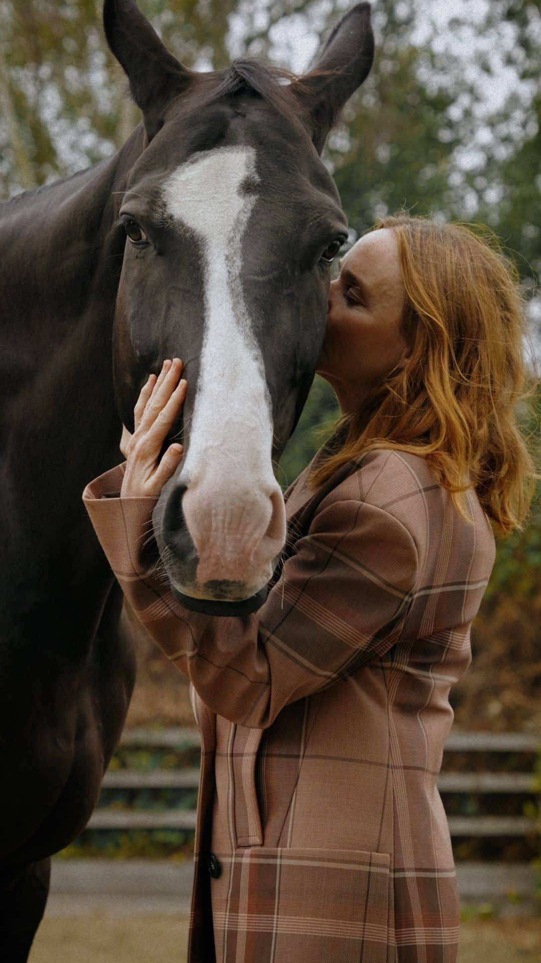 ステラ・マッカートニーのインスタグラム：「HEALING POWER OF HORSES: Being on my horse has always supported my #mentalhealth, and I want to extend that helping hand to the next generation at a time when they need it most... x Stella   The number of young people living with depression doubled between 2011 and 2021, with 52.5% of 17-23 year olds reporting their mental health had declined since COVID-19.  Discover more at healingpowerofhorses.com.  Shot at @OperationCentaur, an equine therapy centre in Richmond, London.  #StellaMcCartney #DeepakChopra #HealingPowerofHorses @TheChopraFoundation @NeverAlone.Love」