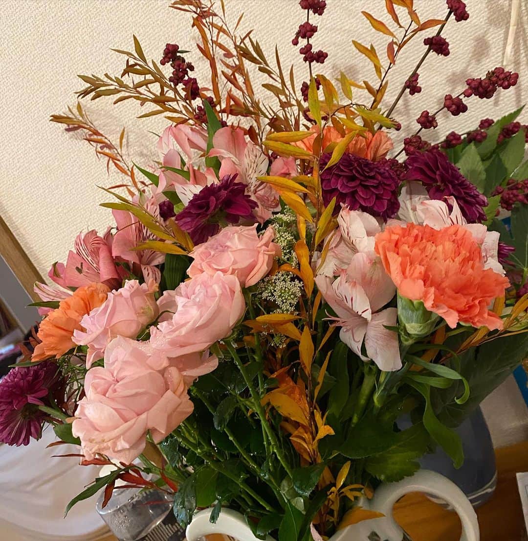 川村エミコのインスタグラム：「🧡🧡🧡  甲南大学さんでいただいたお花💐が 可愛すぎて可愛すぎて 愛でてます🥰  ずっとニタニタしています。 ^_^  ありがとうございます  #花のある生活 #お花好きです 🧡🧡🧡」