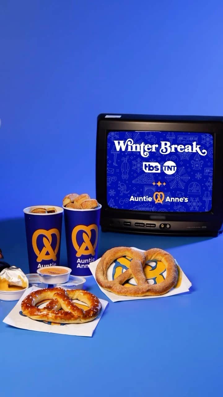 アンティ・アンズのインスタグラム：「Is that a chill in the air? Time to cozy up with hot, homemade pretzels and turn on Winter Break on @TBSNetwork and @TNTdrama. Snack while you watch National Lampoon’s Christmas Vacation and your favorite holiday classics through December 31st. Let’s get snacking! #WinterBreak」