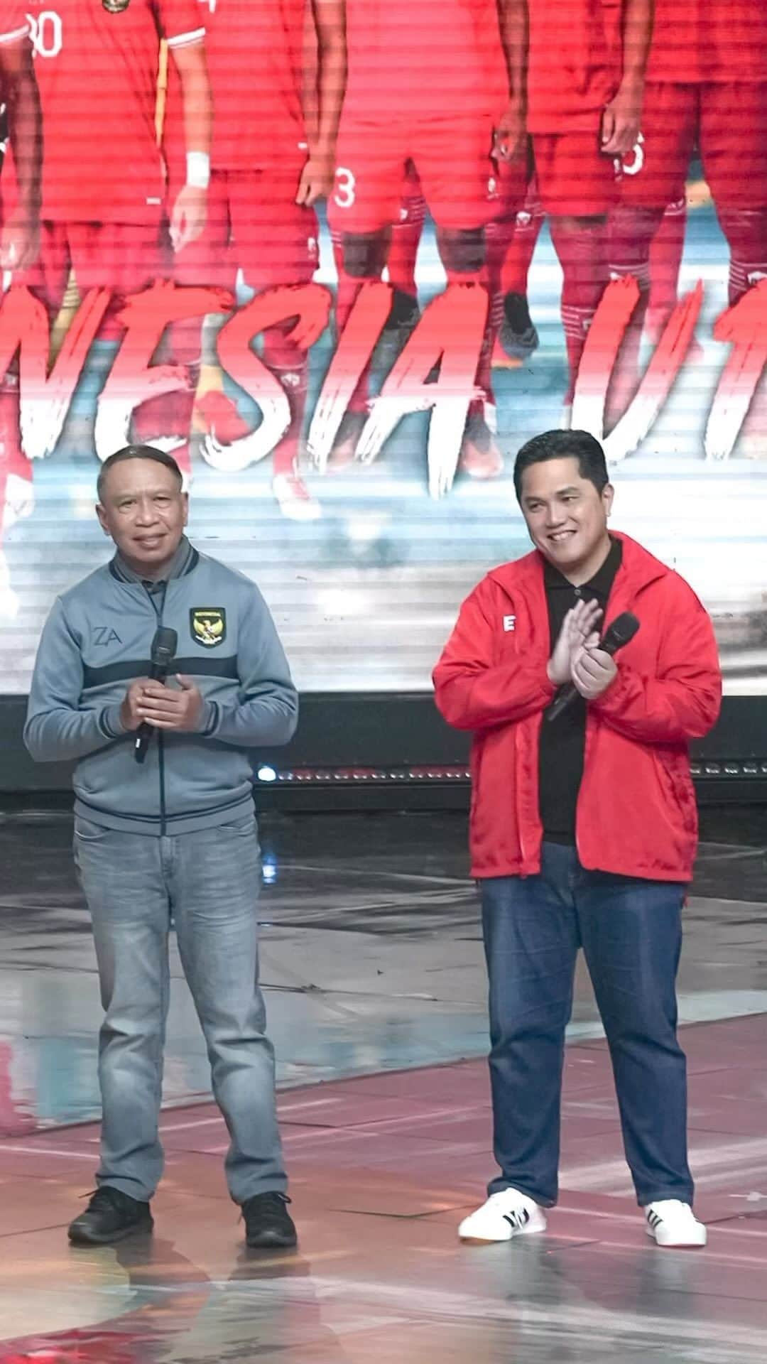 エリック・トヒルのインスタグラム：「Perjuangan para pemain untuk bisa menjadi skuad Timnas Indonesia U-17 bukan hal yang mudah. Kami tak pernah melihat kalian berasal dari mana. Satu hal yang terpenting, kalian siap memberikan yang terbaik untuk Indonesia di panggung dunia.  Bismillah, kita siap berikan yang terbaik untuk Merah Putih.」