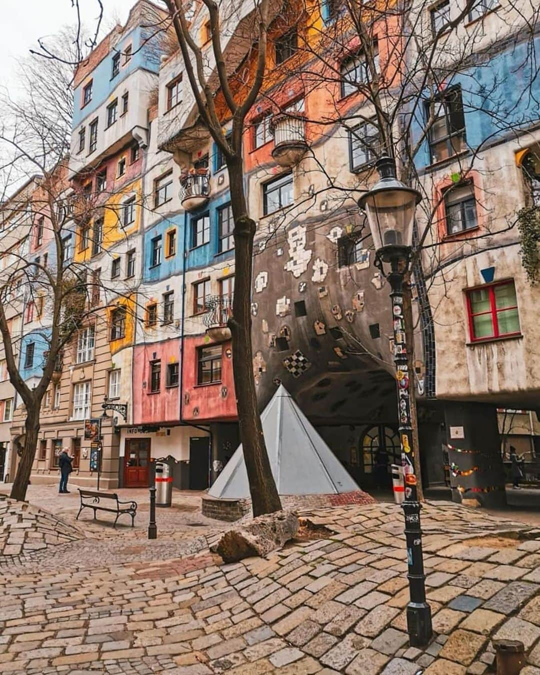 Wien | Viennaさんのインスタグラム写真 - (Wien | ViennaInstagram)「Vienna's Hundertwasserhaus is a wonderful building that proves art and architecture can coexist in perfect harmony. 🌿 With its vibrant colors, irregular shapes, and unique design, this building is a true masterpiece that will leave you in awe. 💙💚💛🧡❤️ by @psyche.89 #ViennaNow  #vienna #wien #viena #viennagoforit #vienna_austria #vienna_city #visitvienna #igersvienna #igerswien #viennagram #wienliebe #stadtwien #hundertwasserhaus #hundertwasser #hundertwasserhouse #architecture #feelaustria #austria #travelgram #traveleurope」11月5日 2時33分 - viennatouristboard