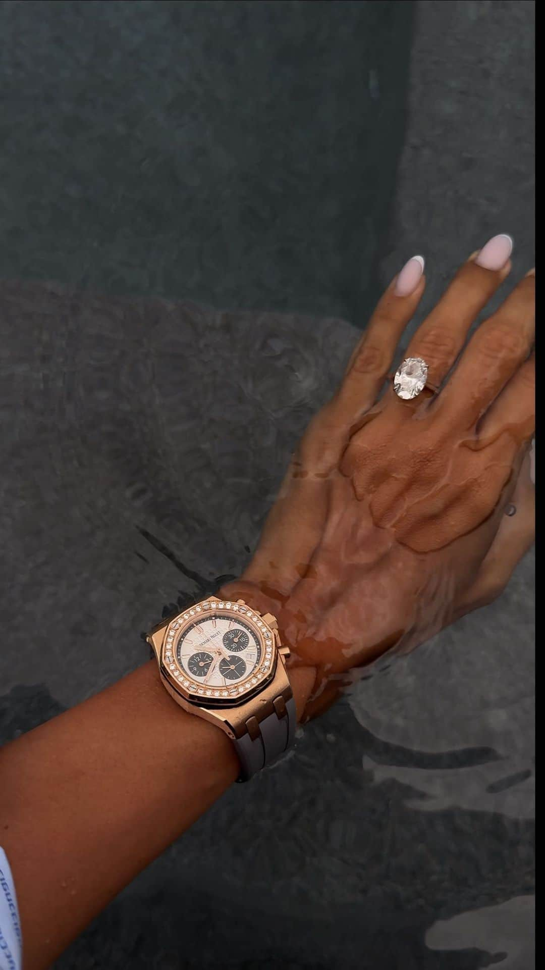 Tamara Kalinicのインスタグラム：「Sea side set up: French mani @ministryofnails.milano  Watch: @audemarspiguet Royal Oak Offshore 37mm」