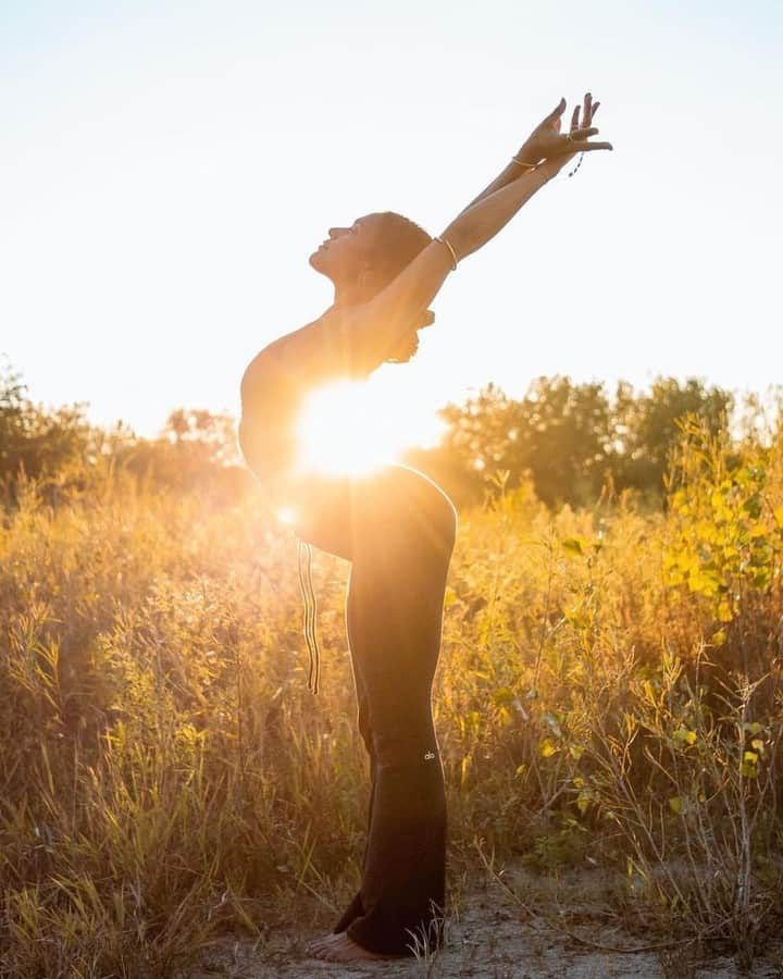 ALO Yogaのインスタグラム：「I trust my instinct. The inner voice that comes from within my heart  is my guide and I follow its direction.  ✨⚡️🫶   @andrea.m.yoga opens her heart in the airlift intrigue bra + bootcut legging.」