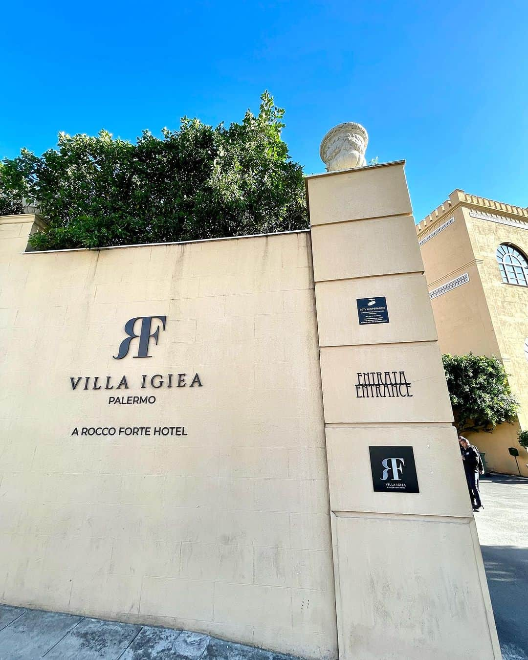 北紺守彦さんのインスタグラム写真 - (北紺守彦Instagram)「Villa Igiea⭐️⭐️⭐️⭐️⭐️ グランドホテル ヴィラ イジエナ パレルモ  ⛵️地中海を見渡せる suite room  バルコニーから広がる地中海を ☀️朝の光が照らし その青く輝く海面は  まるで宝石のように美しい…  打ち寄せる波の音は 優雅ですね  地中海の美しさと ホテルの贅沢な雰囲気が 融合して素晴らしいです❣️  感動です  #palermo  #sicily  #villalgiea  #地中海  #mediterranean」11月5日 2時37分 - morihiko.kitakon