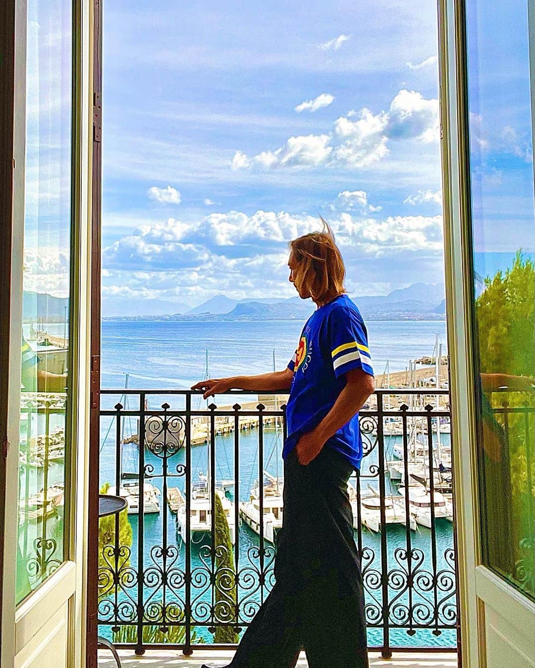 北紺守彦のインスタグラム：「Villa Igiea⭐️⭐️⭐️⭐️⭐️ グランドホテル ヴィラ イジエナ パレルモ  ⛵️地中海を見渡せる suite room  バルコニーから広がる地中海を ☀️朝の光が照らし その青く輝く海面は  まるで宝石のように美しい…  打ち寄せる波の音は 優雅ですね  地中海の美しさと ホテルの贅沢な雰囲気が 融合して素晴らしいです❣️  感動です  #palermo  #sicily  #villalgiea  #地中海  #mediterranean」