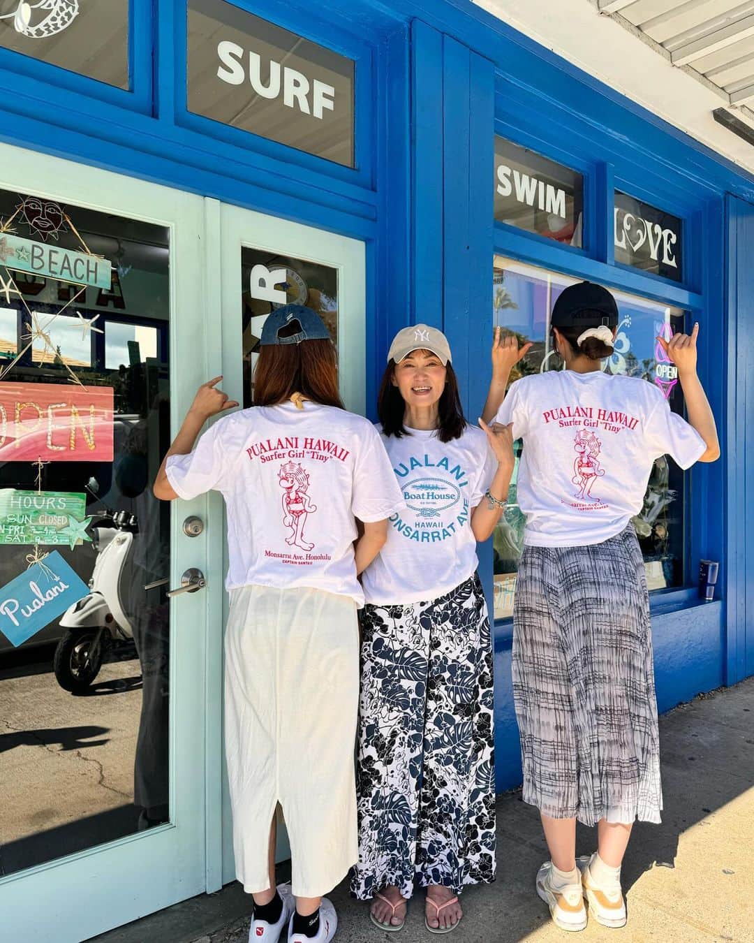 Pualani Hawaii Beachwearのインスタグラム：「コラボTシャツ着てみんなでALOHA🤙🏽🤙🏽  プアラニマーメイドのMIKAさん、ご家族でご来店いただきました🌺  みなさん、とっても可愛い〜🩷 MAHALO !!  ■販売価格　42ドル ■サイズ　S・M・L・XL（男女兼用） ■販売店舗　プアラニ・ハワイ・ビーチウェア（モンサラット店） ■販売サイト　pualanibeachwear.com（日本への発送可能）  送料は通常通りお買い上げ金額が300ドルまで一律35ドルとさせていただくことになりました。 Tシャツが一枚のみであれば20ドルでお送り可能ですが大変割高です。割高でも構わないから一枚だけの発送をご希望という方はご購入前にこちらまでご連絡ください。contact@pualanibeachwear.com  ※製品情報・コラボ企画に関する詳細は、@pualani_monsarrat InstagramプロフィールURLにございます。  #ハワイ限定 #hawaii #ハワイ #ハワイ旅行 #ハワイ土産 #ハワイ好きな人と繋がりたい #ハワイ購入品 #ハワイ好き #ハワイ暮らし #ハワイ情報 #ハワイお土産 #aloha #ハワイ旅 #ハワイ限定品 #ハワイショッピング#モンサラット#プアラニハワイ#ボートハウス#キャプテンサンタ#モンサラットアベニュー#プアラニハワイビーチウェア」