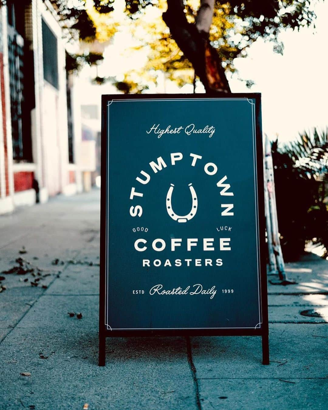 Stumptown Coffee Roastersさんのインスタグラム写真 - (Stumptown Coffee RoastersInstagram)「Our first café in California opened in fall of 2013 in the burgeoning downtown Arts District. Stop by for espresso, Cold Brew, pour-over and 12 ounce bags of coffee.   📍806 S Santa Fe  Los Angeles, CA 90021  Photos by: @coffeeblackhot」11月5日 2時40分 - stumptowncoffee