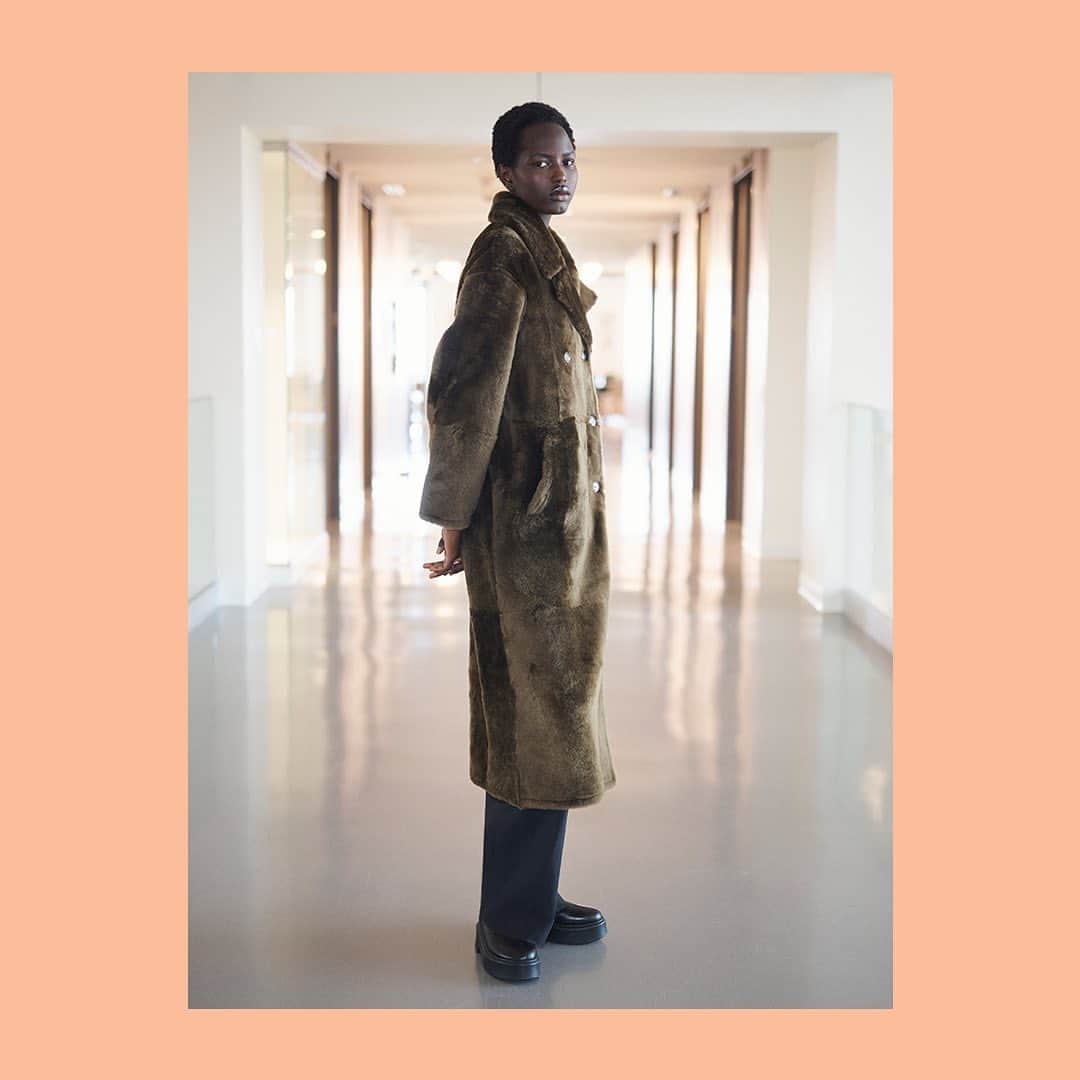 のインスタグラム：「COAT CHECK ✔️ The key to winter dressing? Chic outerwear. @yves_salomon ’s latest styles cinch any look together.」