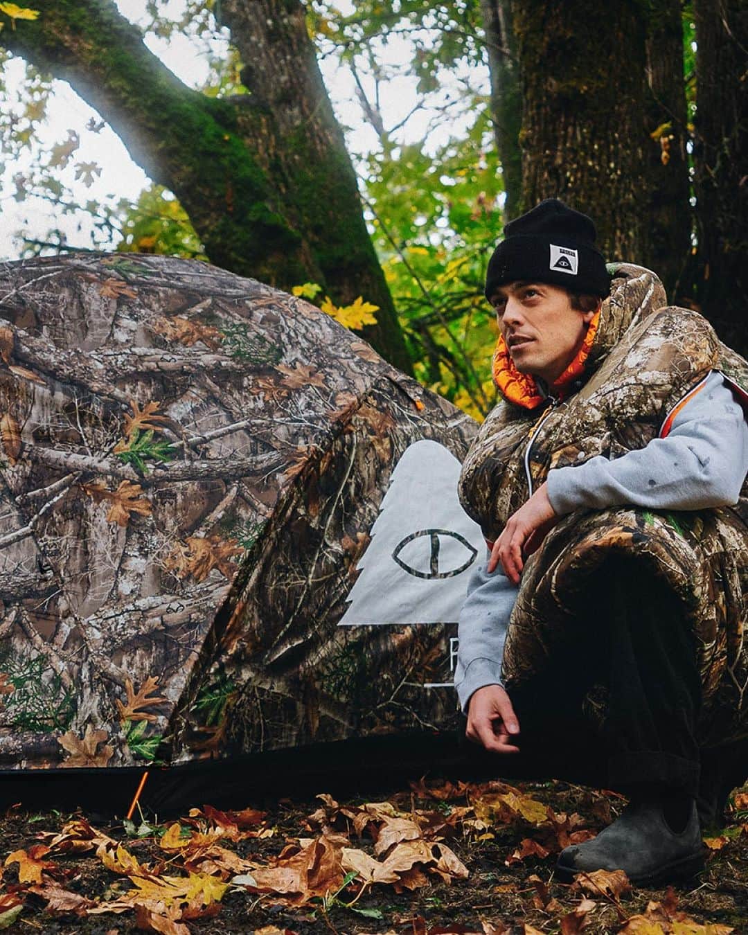 Poler Outdoor Stuffさんのインスタグラム写真 - (Poler Outdoor StuffInstagram)「Do you like to be invisible when out on a foresty adventure? Then we have what you need! Behold, the @realtreeoutdoors EDGE Camo 2 person tent and Zonker Napsack sleeping bag. There’s very limited numbers on both of these, so get em’ while we got em’! Hit the link to get all the details on each product.」11月5日 2時48分 - polerstuff
