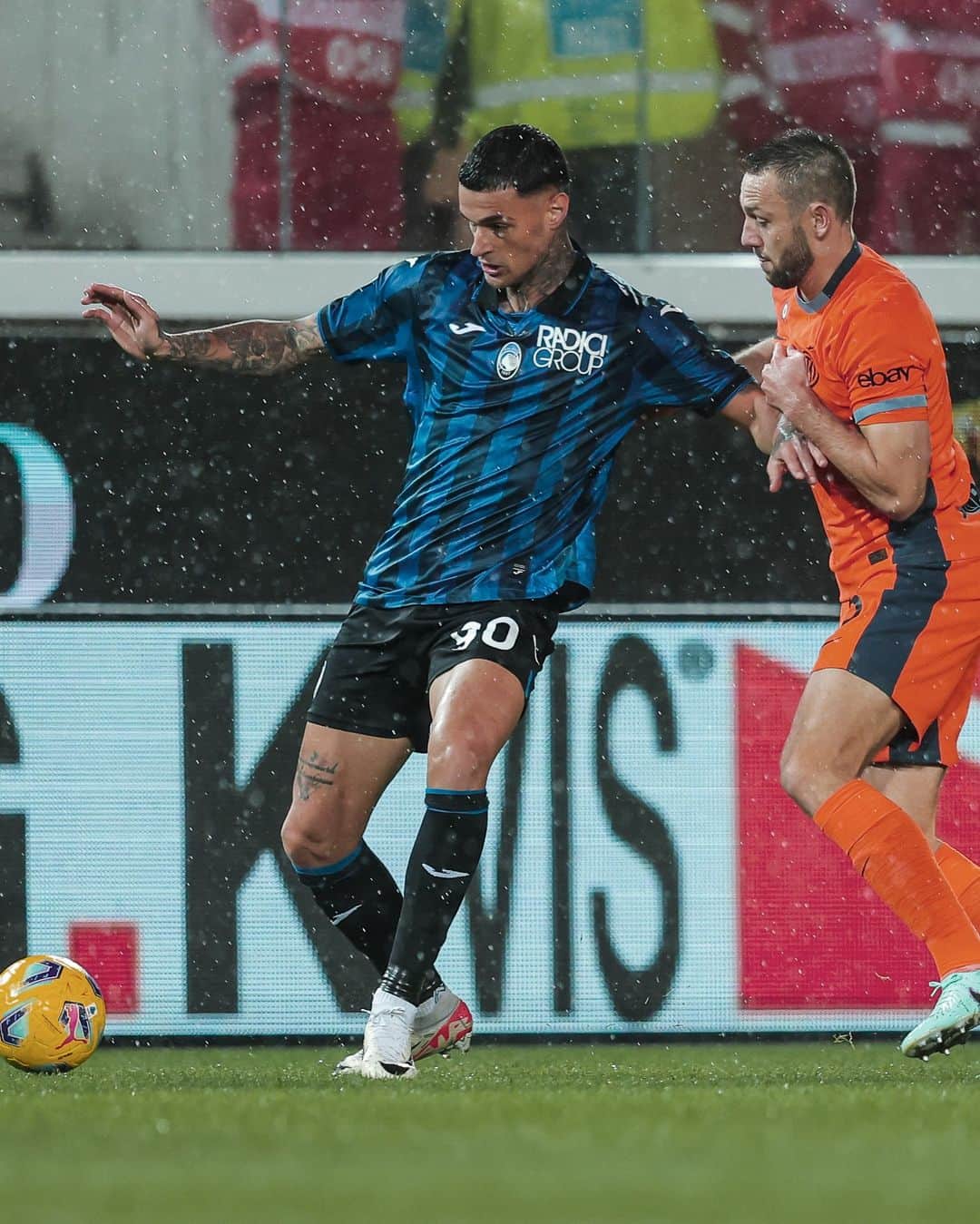 アタランタBCのインスタグラム：「⏸️ Sotto di uno all'intervallo. Continuiamo a lottare! 👊  ⏸️ Trailing by one goal at the break. Keep fighting! 👊  #AtalantaInter #SerieA #GoAtalantaGo ⚫️🔵」