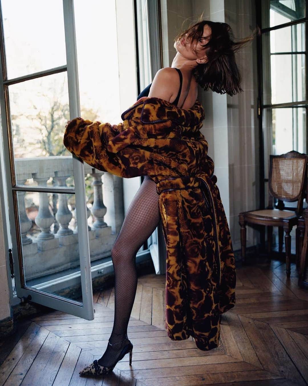 のインスタグラム：「Headlining @drepubblicait’s ed. re living privately & publicly under enormous global attention, @haileybieber simply wears Wolford Twenties Econyl, sustainable micro-nets that make you irresistible!」