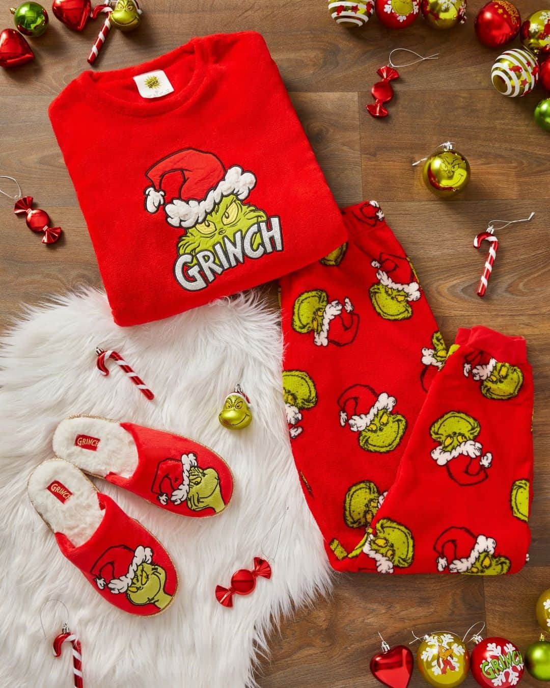 プリマークのインスタグラム：「Grinch mode: on ❤️ 💚 PJ Set £13/€15/$17 & Slippers £7/€8/$9  #Primark #TheGrinch」