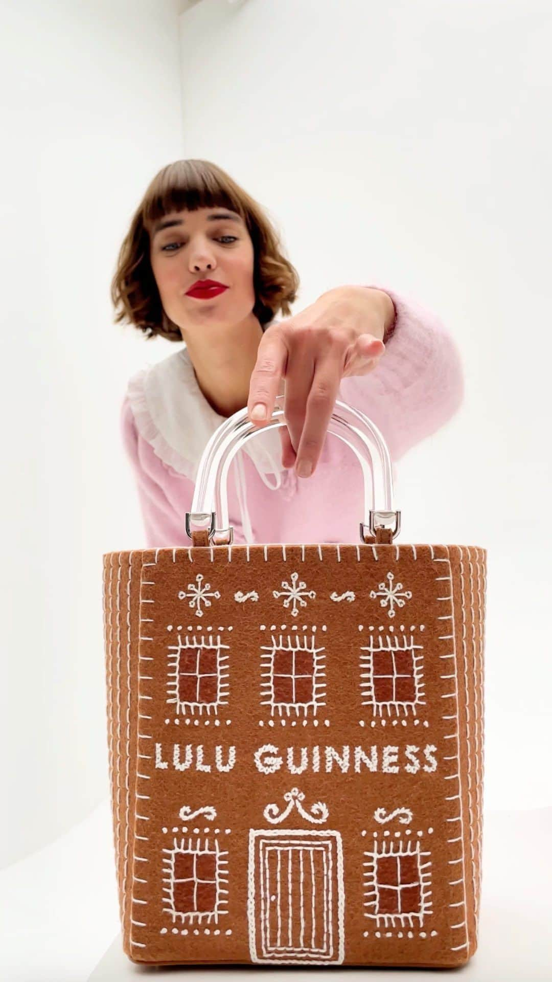 ルルギネスのインスタグラム：「Gingerbread House Bibi – I want it, I got it!  Available online now.​ ​ #LuluGuinness」