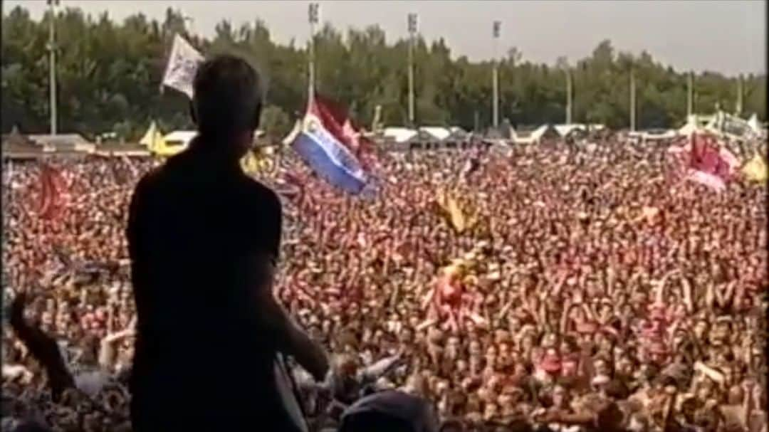 パール・ジャムのインスタグラム：「"Nothing As It Seems" Pinkpop Festival 2000.」