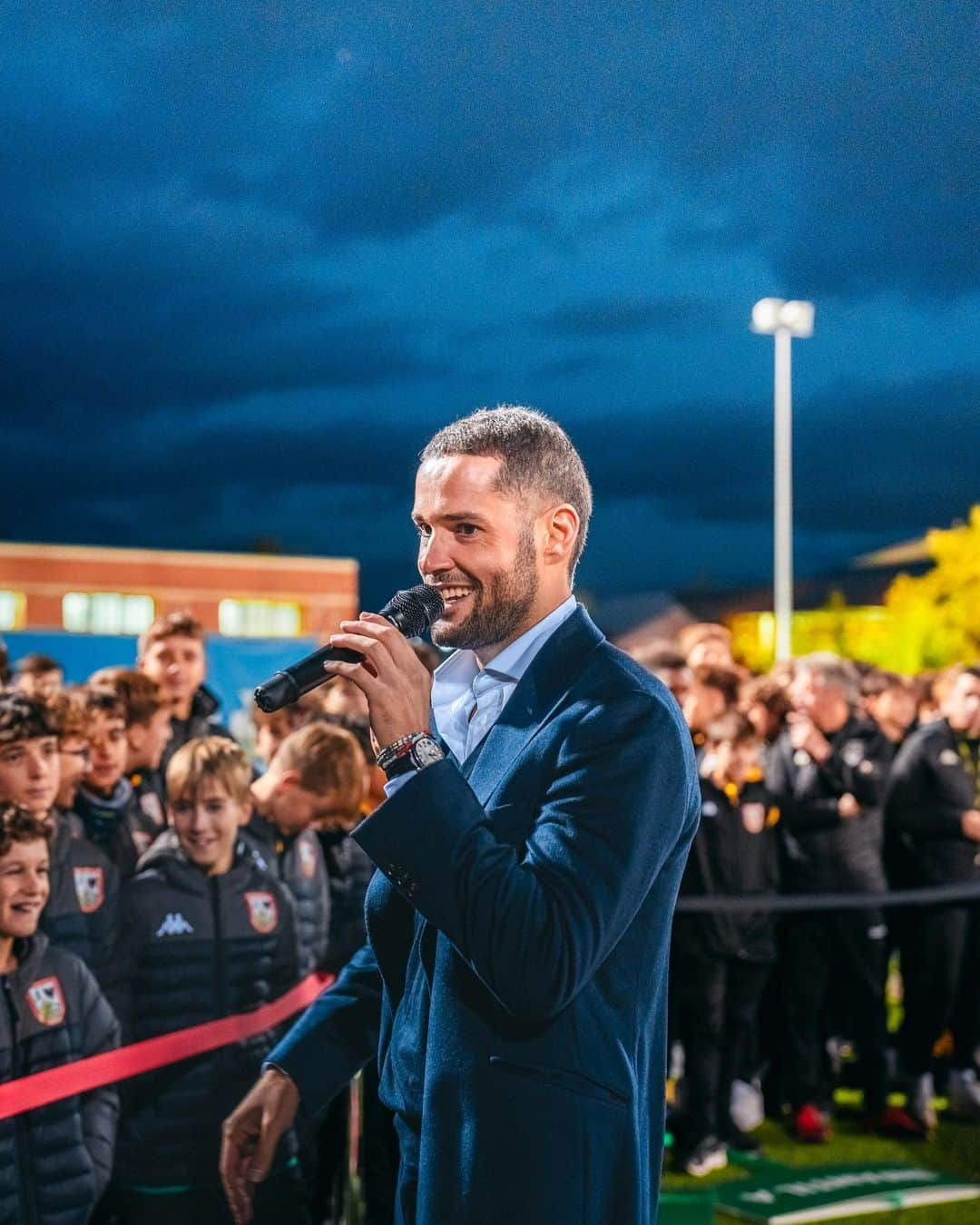 マリオ・スアレスさんのインスタグラム写真 - (マリオ・スアレスInstagram)「Quiero agradecer al @adalcobendascf el bonito detalle que tuvo ayer homenajeándome en la presentación de los equipos de la temporada. También al @alcobendas.ayuntamiento por su implicación en el acto y su reconocimiento a mi carrera.   Fue un placer compartir momentos tan especiales con los niños del club y poder aportarles con la voz de mi experiencia. Yo también fui uno de ellos.   Gracias de corazón. Volveremos a vernos! 💚  📸 @thecrowncreators」11月5日 3時01分 - mariosuarez4