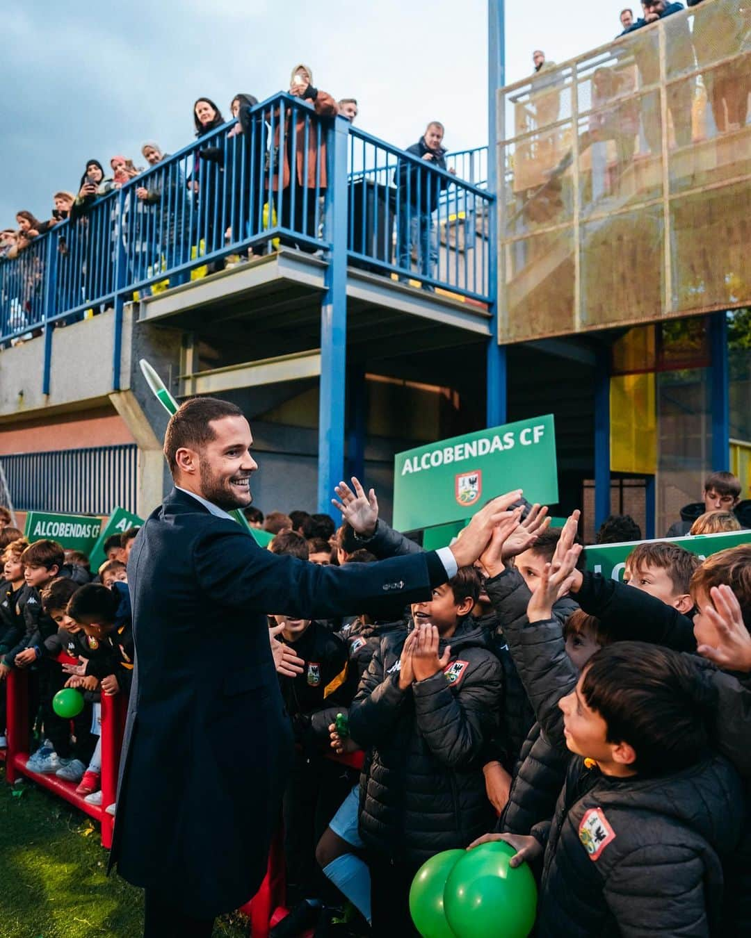 マリオ・スアレスのインスタグラム：「Quiero agradecer al @adalcobendascf el bonito detalle que tuvo ayer homenajeándome en la presentación de los equipos de la temporada. También al @alcobendas.ayuntamiento por su implicación en el acto y su reconocimiento a mi carrera.   Fue un placer compartir momentos tan especiales con los niños del club y poder aportarles con la voz de mi experiencia. Yo también fui uno de ellos.   Gracias de corazón. Volveremos a vernos! 💚  📸 @thecrowncreators」