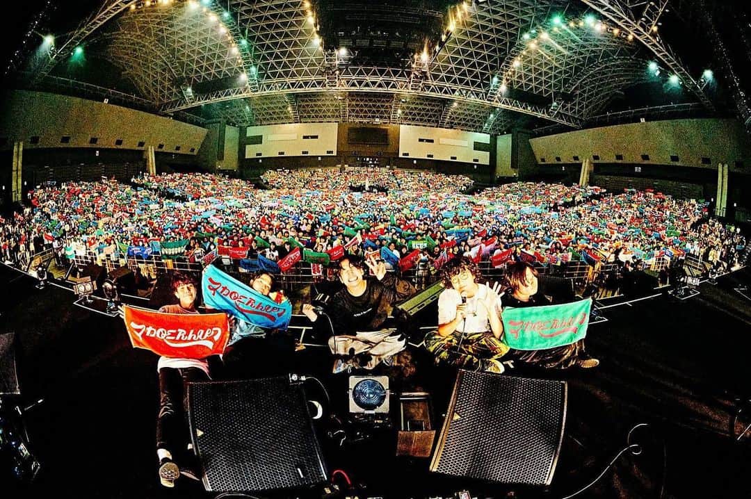 田辺由明のインスタグラム：「【マカロックツアーvol.16】福岡day1、ありがとうございました！！  メジャーデビュー3周年の今日、福岡のみんなの笑顔と元気な声が聴けて幸せでした…！！  良いギター弾けた。  福岡、超愛。 2日目もよろしくお願いします🤘🔥  #マカロックツアー #マカロニえんぴつ   photo by浜野カズシ @hamanokazushi」