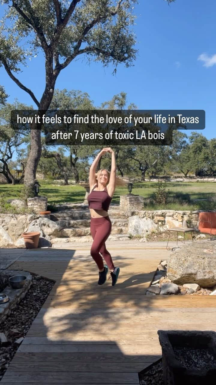 レヴェン・ランビンのインスタグラム：「-*more like 10 🔟 lolll.  Everything’s better in Texas 😉 #lol」