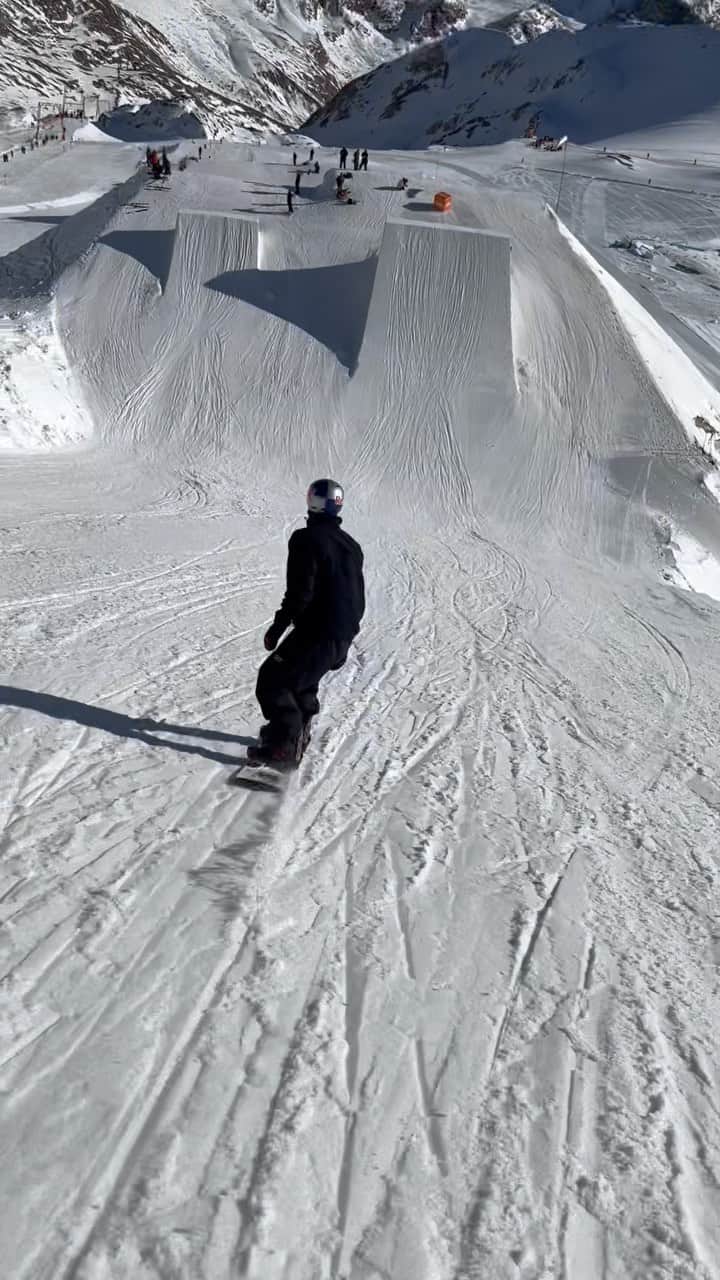 マルクス・クリーブランドのインスタグラム：「Headed over to Stubai tomorrow! Hyped to hit some big jumps again😈 - @volcomsnow」
