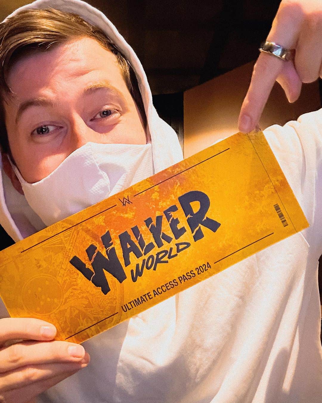 アラン・ウォーカーのインスタグラム：「Next year will be filled with new music, shows and experiences… My New Years resolution will be to meet and connect with you Walkers in a way I haven’t before. Therefore, I’m giving 11 of you the Ultimate Access Pass for 2024(!). A golden ticket that grants you free access to every show, merch, and all the exciting things we have planned for 2024…. To qualify, just make sure you register before November 11th…. Link in bio🫶🏼」
