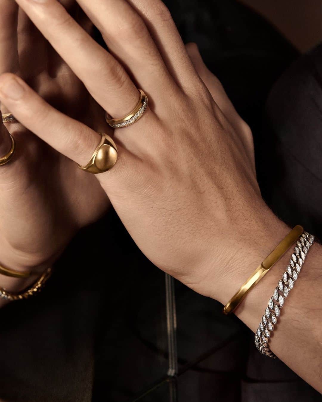 デイビット・ユーマンのインスタグラム：「The classics. Our pavé Curb Chain bracelets sparkle alongside the sleek silhouette of our Streamline® Cuff bracelet.   #DavidYurman #DYCurbChain #DYStreamline」