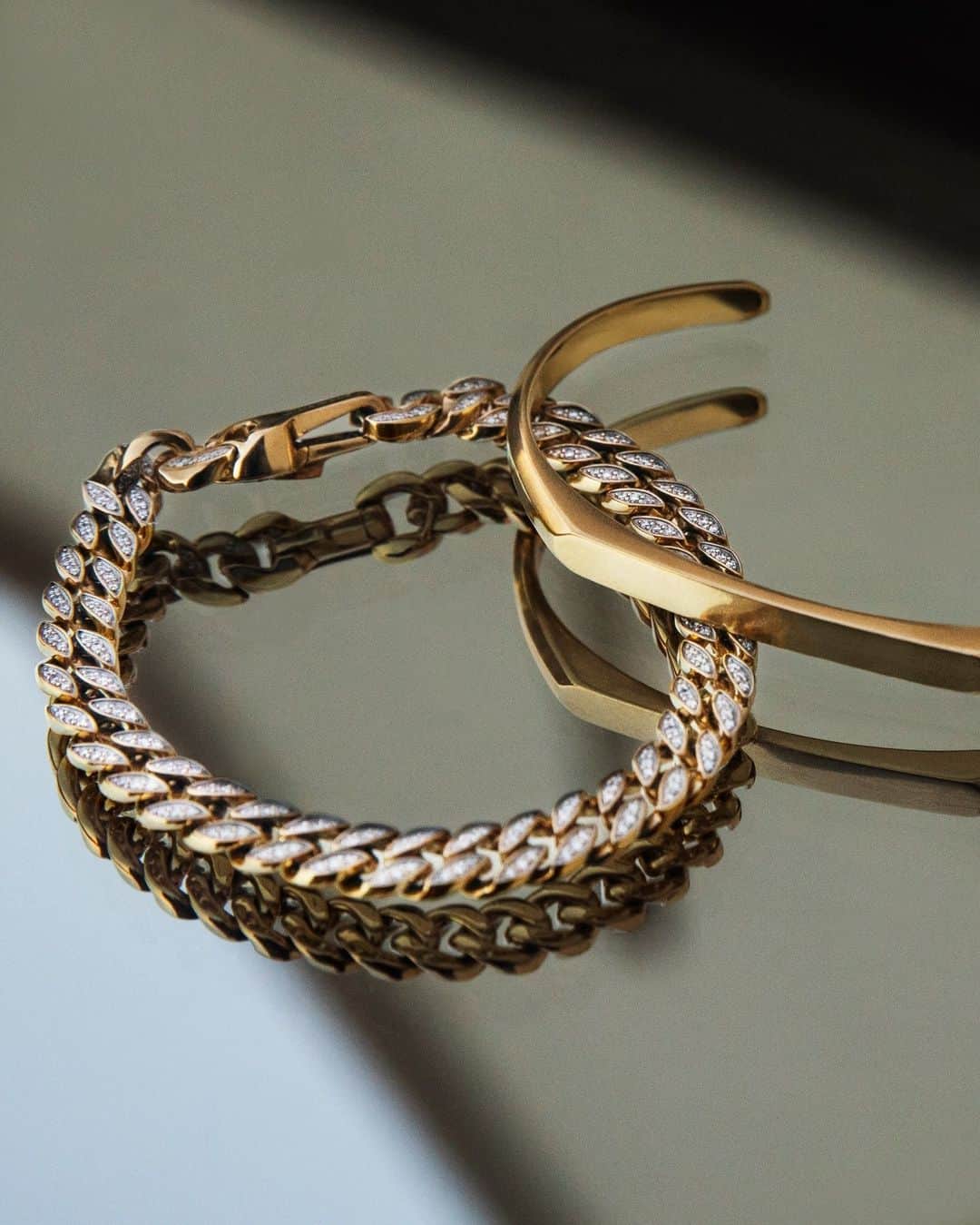 デイビット・ユーマンさんのインスタグラム写真 - (デイビット・ユーマンInstagram)「The classics. Our pavé Curb Chain bracelets sparkle alongside the sleek silhouette of our Streamline® Cuff bracelet.   #DavidYurman #DYCurbChain #DYStreamline」11月6日 2時00分 - davidyurmanmen