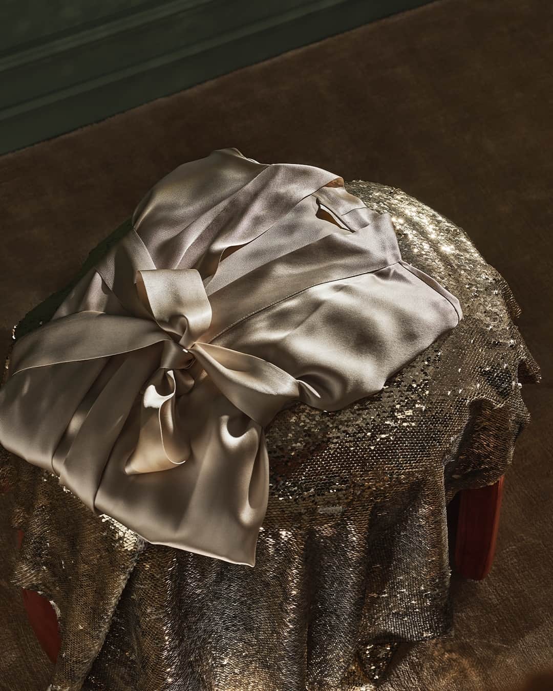 フレッテのインスタグラム：「Pure silk is draped to perfection while exuding a luminous touch in the impeccable Cascade collection. ⁠ ⁠ #Frette #MomentsOfDreaming」