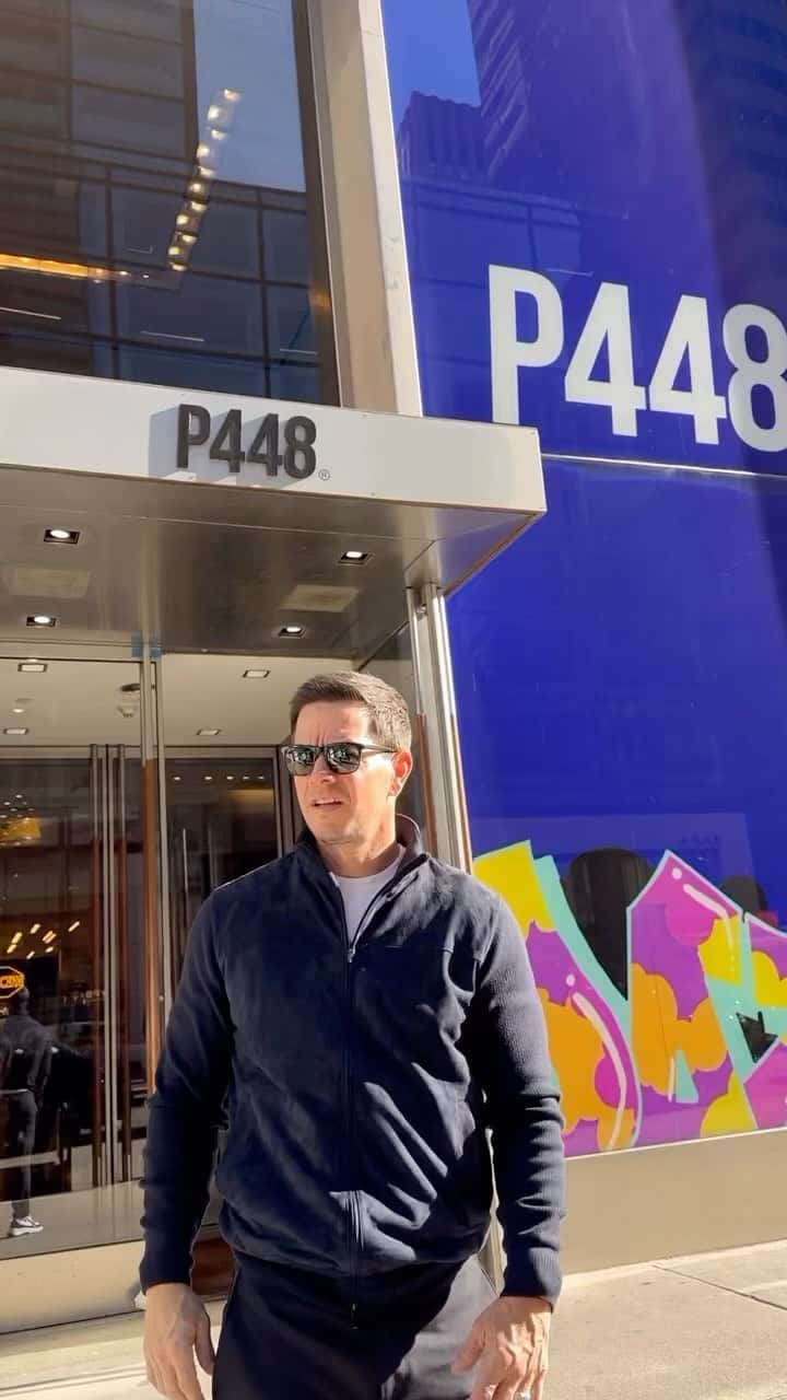 マーク・ウォールバーグのインスタグラム：「Check out how cool the @p448 store on 5th Ave in NYC is 🥳😎❤️🙏🥃👟💯📈 #P448Partner」