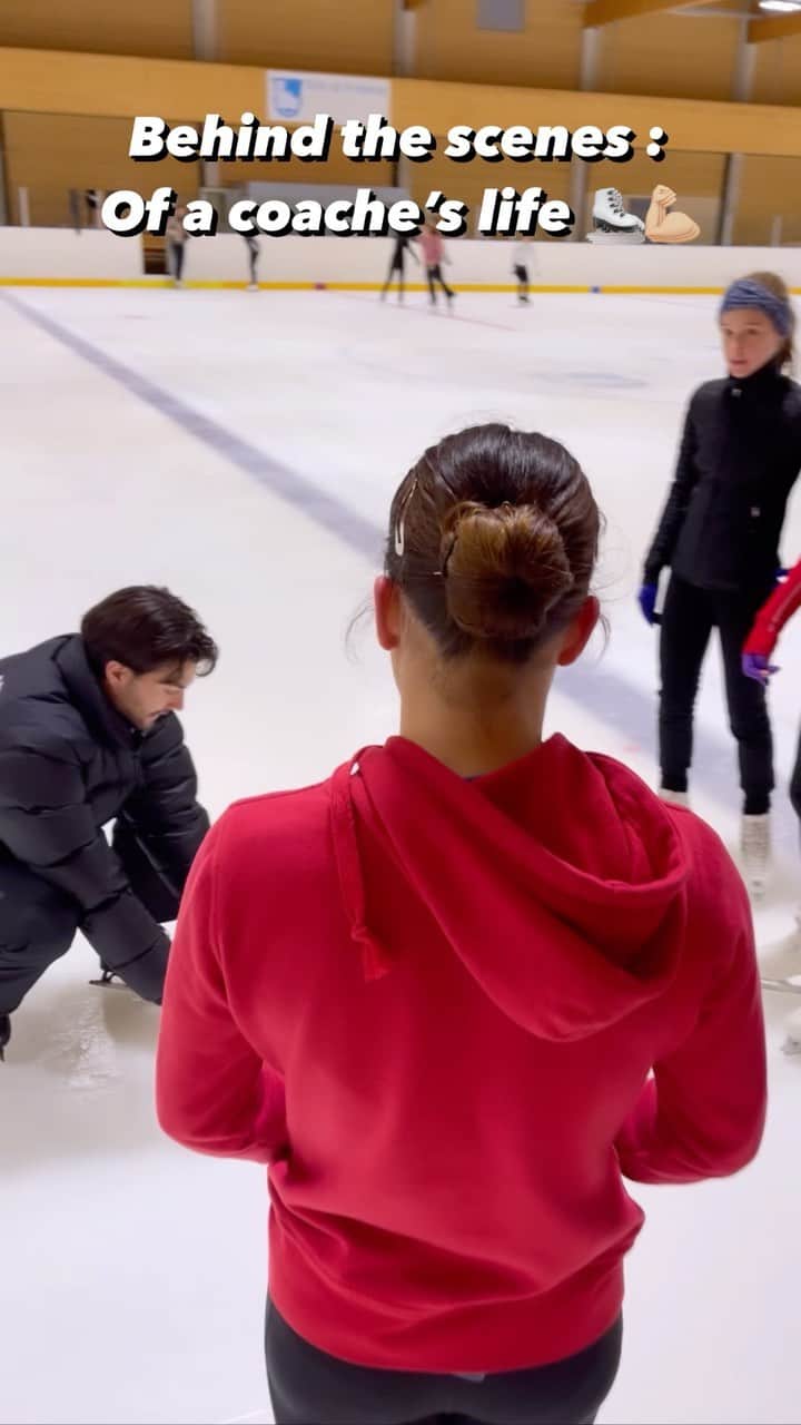アンジェリーク・アバチキナのインスタグラム：「How are we spending our free time? 😅🤔  #figureskating #coach #coachlife #training #work #working #hardwork #isu #grandprix #entraineur #behindthescenes」