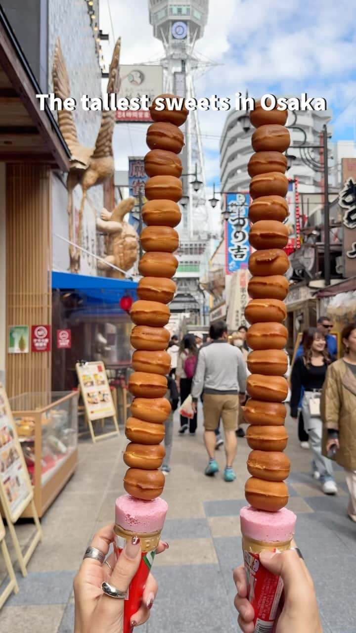 プリン王子のインスタグラム：「大阪で話題！ ものすごく背の高いスイーツしってる？ 📖------------たのんだもの--------------- ☑︎ぐらぐら通天閣600円 ------------------------------------------- 大阪食べ歩きの新名物 ぐらぐら通天閣って知ってる？ 新世界にある甘々堂さんでは ものすごい高さを誇るスイーツがたべられる✨  たくさんのカンカン焼きが カプリコの上に刺さっていて ものすごい高さを誇るスイーツ！  歩くとぐらぐらして 周りからの注目度がすごい🤣  できたてでふわっふわの カンカン焼きはほんのりあまくておいしー！ いかんせんボリュームがあってお腹ふくれる！笑  おすすめ！ ✂️-------------お店の情報----------------- 📌甘々堂 🚃動物園前駅から徒歩約3分 🏠アクセス 大阪府大阪市浪速区恵東須東3-3-10 ⏰営業時間  平日 11:00-18:00 土日祝 11:00-19:00 🗓定休日  不定休 📱店舗Instagram @kankando_shinsekai  ✂️----------------------------------------- 🍮おすすめのプリンとグルメ情報を発信中！ 「自称」日本で1番絡みやすいプリン研究家 気になったら @takashi_iiii をフォローしてね！  #大阪グルメ#大阪スイーツ #大阪カフェ #甘々堂 #ぐらぐら通天閣 #新世界 #新世界グルメ #ベビーカステラ #甘々堂」