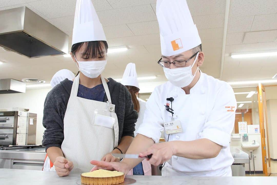 神戸製菓専門学校（公式）さんのインスタグラム写真 - (神戸製菓専門学校（公式）Instagram)「. 🍁神戸製菓オープンキャンパス🍁 すっかり秋ですね☺️ 今日は、秋限定メニューの #スイートポテトタルト をオープンキャンパスで作っていただきました🍠✨ 甘くて濃厚なタルトができあがりましたね🧡😆  次回は、　 ◆11/12(日) スイーツ&パンW体験DAY! #ショートケーキ #オリジナルピザ　 ◆11/25(土) #メロンパン #ベーコンエピ　 どちらの日程も2種類の体験ができてオススメです😋 神戸製菓の授業を体験してみたい方は、プロフィールのURLからご予約してください♪ 参加申込みお待ちしています🙌  #神戸製菓　#神戸製菓専門学校　#オープンキャンパス　#神戸製菓専門学校oc #お菓子作り好きな人と繋がりたい #パティシエ　#パン職人　#ブーランジェ #ヘーゼルナッツ　#スイートポテト　#スイートポテトタルト #神戸　#三ノ宮　#pattistagram2023」11月4日 18時16分 - kobeseika_info