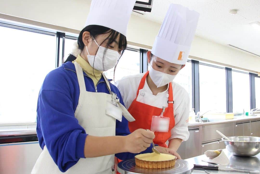 神戸製菓専門学校（公式）さんのインスタグラム写真 - (神戸製菓専門学校（公式）Instagram)「. 🍁神戸製菓オープンキャンパス🍁 すっかり秋ですね☺️ 今日は、秋限定メニューの #スイートポテトタルト をオープンキャンパスで作っていただきました🍠✨ 甘くて濃厚なタルトができあがりましたね🧡😆  次回は、　 ◆11/12(日) スイーツ&パンW体験DAY! #ショートケーキ #オリジナルピザ　 ◆11/25(土) #メロンパン #ベーコンエピ　 どちらの日程も2種類の体験ができてオススメです😋 神戸製菓の授業を体験してみたい方は、プロフィールのURLからご予約してください♪ 参加申込みお待ちしています🙌  #神戸製菓　#神戸製菓専門学校　#オープンキャンパス　#神戸製菓専門学校oc #お菓子作り好きな人と繋がりたい #パティシエ　#パン職人　#ブーランジェ #ヘーゼルナッツ　#スイートポテト　#スイートポテトタルト #神戸　#三ノ宮　#pattistagram2023」11月4日 18時16分 - kobeseika_info