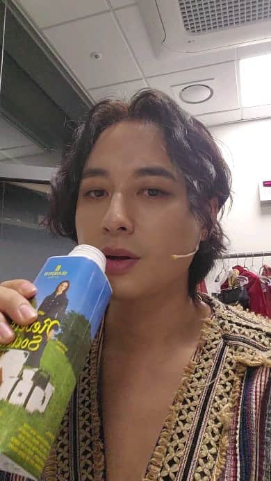 イ・ジフンのインスタグラム：「공연중 나의 수분은   #롬 #먹는해양심층수 #프리미엄종이팩생수」