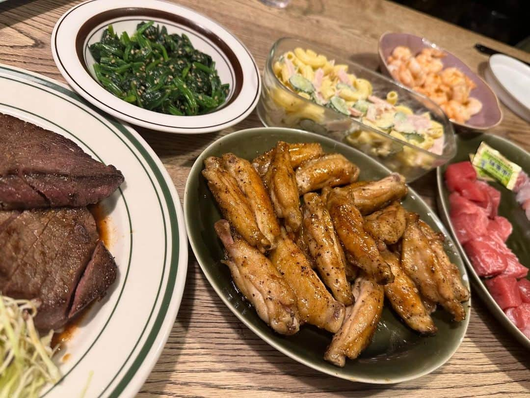 藤本美貴さんのインスタグラム写真 - (藤本美貴Instagram)「夜ご飯☺︎ なんだかパーティーみたいになりました！笑 子供たちが大好きなチキン♡」11月4日 18時17分 - mikittyfujimoto