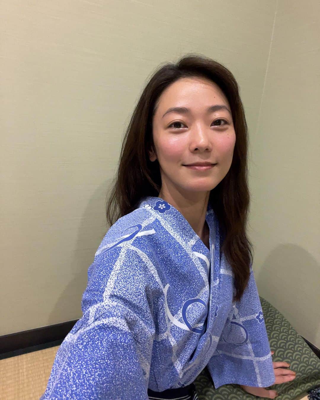 野木久美子のインスタグラム：「畳の香りっていいよね〜 温泉の後のごろ寝最高😚♨️  #温泉#♨️#旅館#畳#和室」