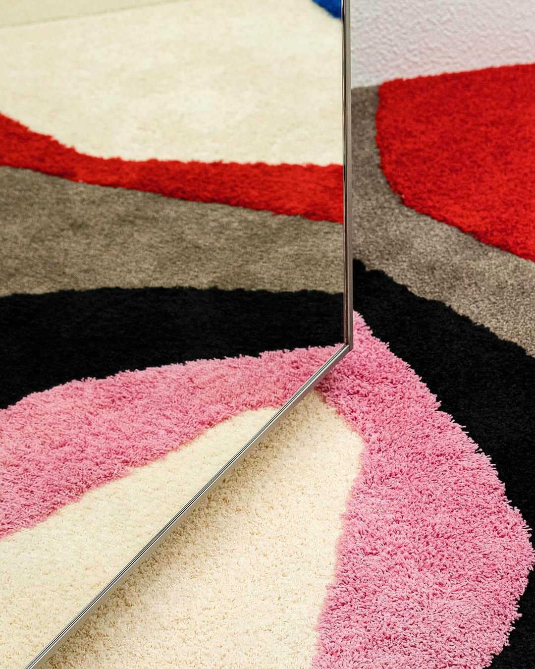 ADER errorさんのインスタグラム写真 - (ADER errorInstagram)「[ADER Object 1]   ‘ADER Layered Rug’   The layered rugs in ADER Offline Space that are handcrafted and at the same time, they embody the brand's artistic spirit, adding a unique dimension to the space.   Discover layered rugs that achieve perfect harmony with each space in all ADER Offline Space.   아더 스페이스에서 만나볼 수 있는 레이어드된 러그는 수공예적으로 제작됨과 동시에 브랜드의 예술 정신과 만나 유니크한 공간에 입체감을 불어넣습니다.   각 공간과의 완벽한 조화를 이루는 레이어드 러그들을 모든 아더 스페이스에서 만나보세요.  #ADER #ADERObject」11月4日 18時18分 - ader_error