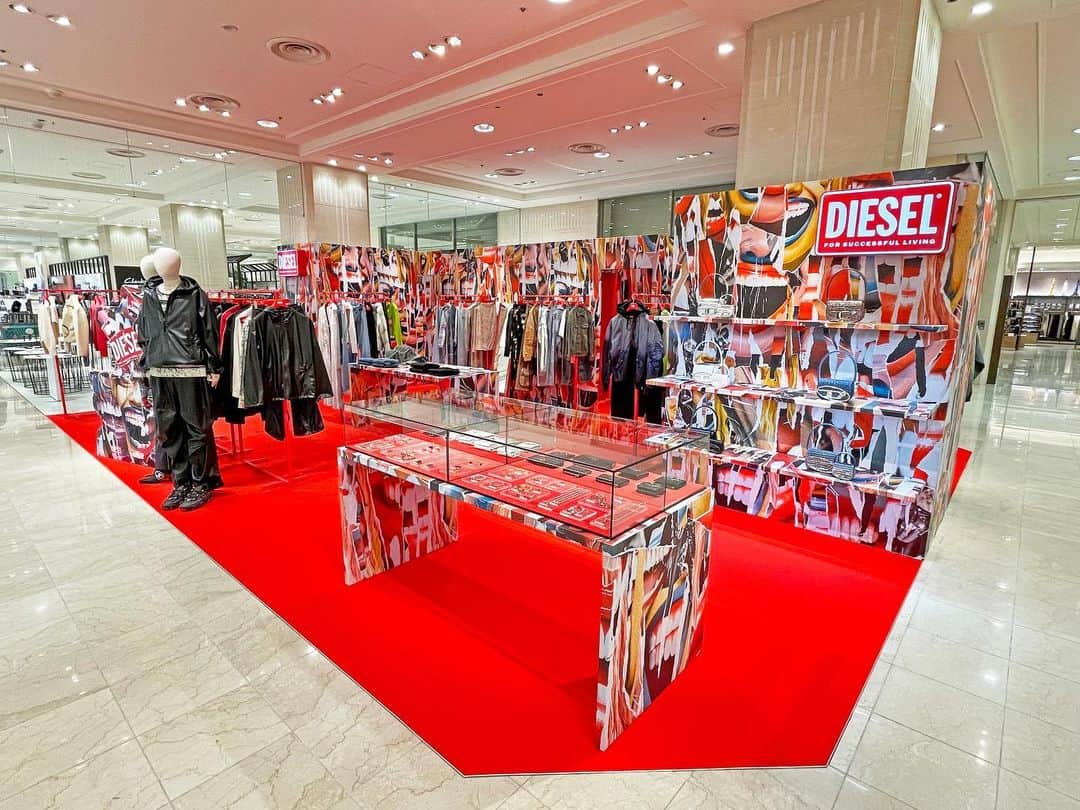 大丸神戸店のモノとコトのインスタグラム：「. 〈DIESEL〉POP-UP SHOP開催中です。 📅11月7日(火)まで 📍1階 東エスカレーター横 イベントスペース  独自のユニークなアイデアで革新的なライフスタイルを提案するイタリアのプレミアム・カジュアル・ブランド〈ディーゼル〉。 デニム、ポップ、ユーティリティを増幅し、着やすさのためのあらゆる実験がなされた2023年秋冬コレクションを両ジェンダーで本館１階 東エスカレーター横イベントスペースで展開いたします。  期間中販売されるFW23ランウェイショーに登場したアイコニックピースや遊び心の効いたロゴアイテムなど、最新コレクションを取り揃えるほか、限定、先行アイテムもご用意しております。 この機会に是非お立ち寄りください。  #大丸神戸店 #daimarukobe #大丸 #kobe #旧居留地 #DIESEL #ディーゼル」