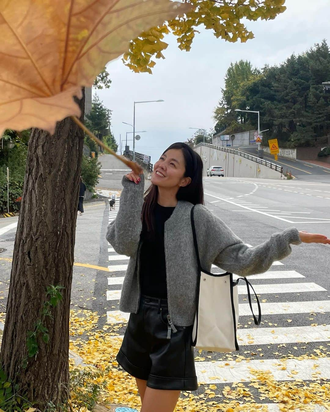 キム・ソンウンさんのインスタグラム写真 - (キム・ソンウンInstagram)「가을🍁🍂 아빠 잘가요👋🏻 담주에 만나요🫶🏻 우리집 막둥이 왜 삐졌니?! ㅋㅋ 윤하씨 없으니 평화로웠다고 말🫢 안할께🤣」11月4日 18時20分 - ssung916