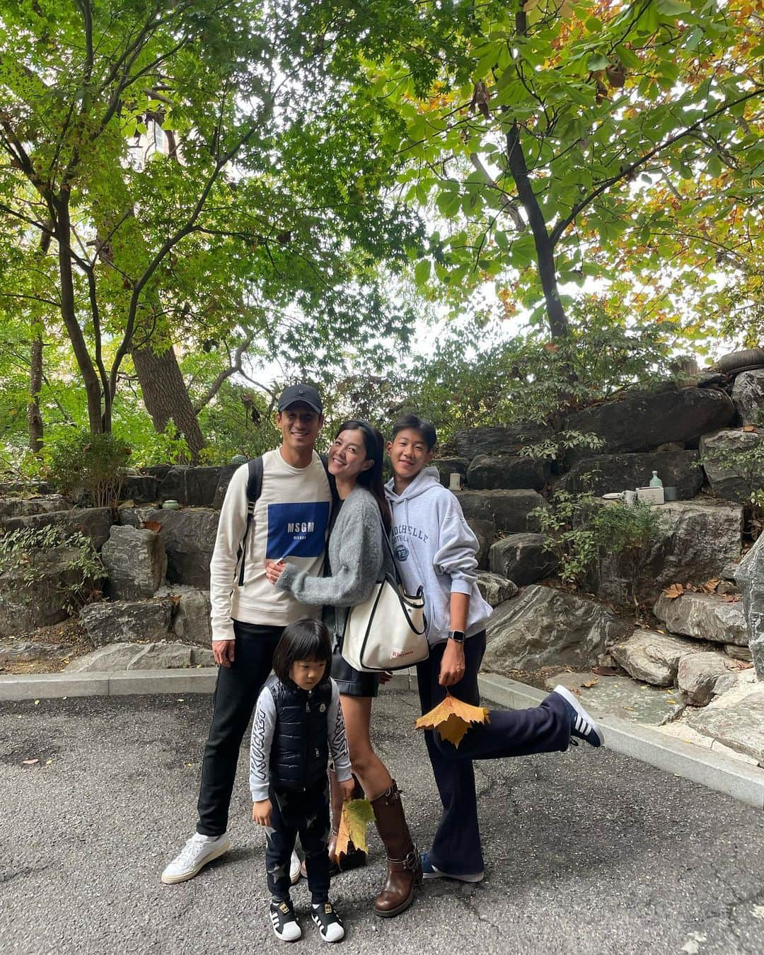 キム・ソンウンさんのインスタグラム写真 - (キム・ソンウンInstagram)「가을🍁🍂 아빠 잘가요👋🏻 담주에 만나요🫶🏻 우리집 막둥이 왜 삐졌니?! ㅋㅋ 윤하씨 없으니 평화로웠다고 말🫢 안할께🤣」11月4日 18時20分 - ssung916