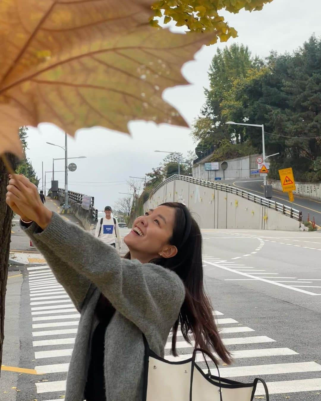 キム・ソンウンさんのインスタグラム写真 - (キム・ソンウンInstagram)「가을🍁🍂 아빠 잘가요👋🏻 담주에 만나요🫶🏻 우리집 막둥이 왜 삐졌니?! ㅋㅋ 윤하씨 없으니 평화로웠다고 말🫢 안할께🤣」11月4日 18時20分 - ssung916