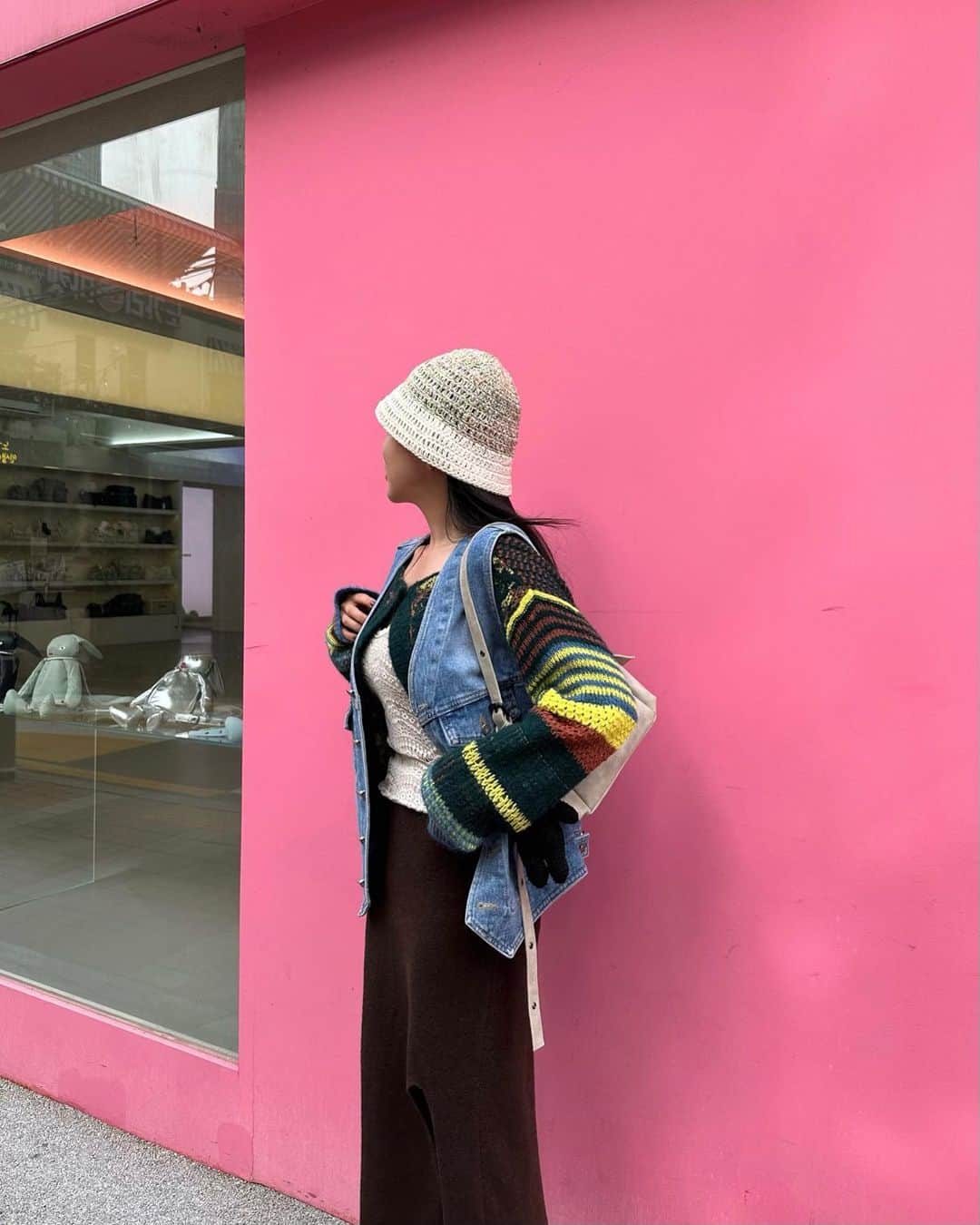 MeJiwooのインスタグラム：「주말 성수마실 “쥬”코스. 오늘의 일기📓  서울숲 핑쿠벽에서 ootd 찰칵. 제일 좋아하는 브런치, “밀카페 우프”에 점심먹으러 갔다가 사람 넘 많아져서 깜놀😳  밥먹고 걸어가는데 우리 시밀러룩 대다네~~ 주말엔 늘 나 따라서 옷 입는 커여운 남편ㅋㅋ 컬러매치 머선일인데..🤎  내 사랑 하이라인 들려서 아메리카노 마셔주규, 바로 옆에 있는 미수아바흐브 들려서 동절기(ㅋㅋ) 모자까지 구매완료!  전.. 과연 어떤걸루 구매했을까요?🤭  오늘은 오랜만에 힐링주말 보냈댜🫶🏻」