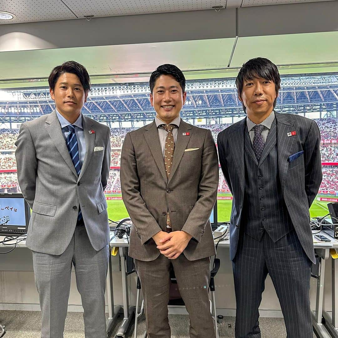 酒主義久のインスタグラム：「ルヴァンカップの決勝⚽️解説の中村憲剛さん、内田篤人さんありがとうございました！  そしてアビスパ福岡の皆さん、初タイトルおめでとうございます！！  拙い実況で申し訳ありませんでしたが、少しでも面白さや熱量が伝わったら幸いです😊  #フジテレビ #サッカー #soccer #football #jリーグ #ybcルヴァンカップ #アビスパ福岡 #浦和レッズ #初タイトル #おめでとうございます #中村憲剛 さん #内田篤人 さん #酒主義久 #国立競技場」