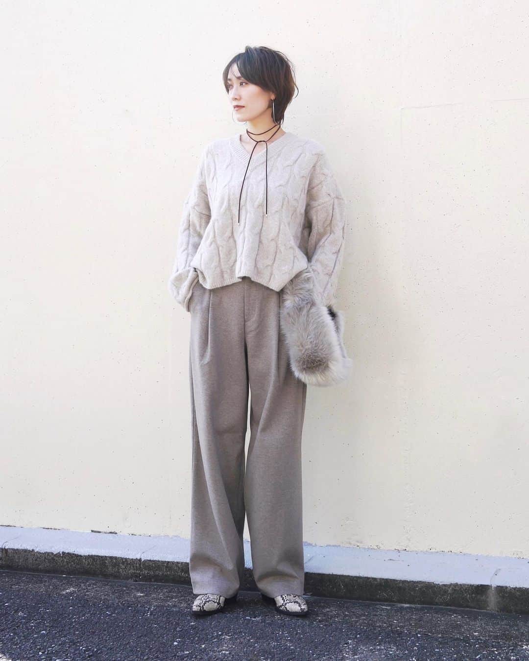 Miki Kanekoさんのインスタグラム写真 - (Miki KanekoInstagram)「#ユニクロ の#ブラッシュドジャージータックワイドパンツ （丈長めM）  いつものサイズを買ったけど ちょっと大きく感じるサイズ感 丈もかなり長くて◎ 程よい厚みで柔らかくてこれからの季節 重宝しそう✨  @yenn__official のニットは少し短めの丈で インしなくてもバランス良く着られる♡ 袖の切りっぱなしみたいな感じも 可愛い😍  .  🧶…#yenn  👖…#uniqlo × #comptoirdescotonniers  👜…#levernis  👢…#zara choker…#todayful 💍…#mou   .」11月4日 18時32分 - mikiaoba