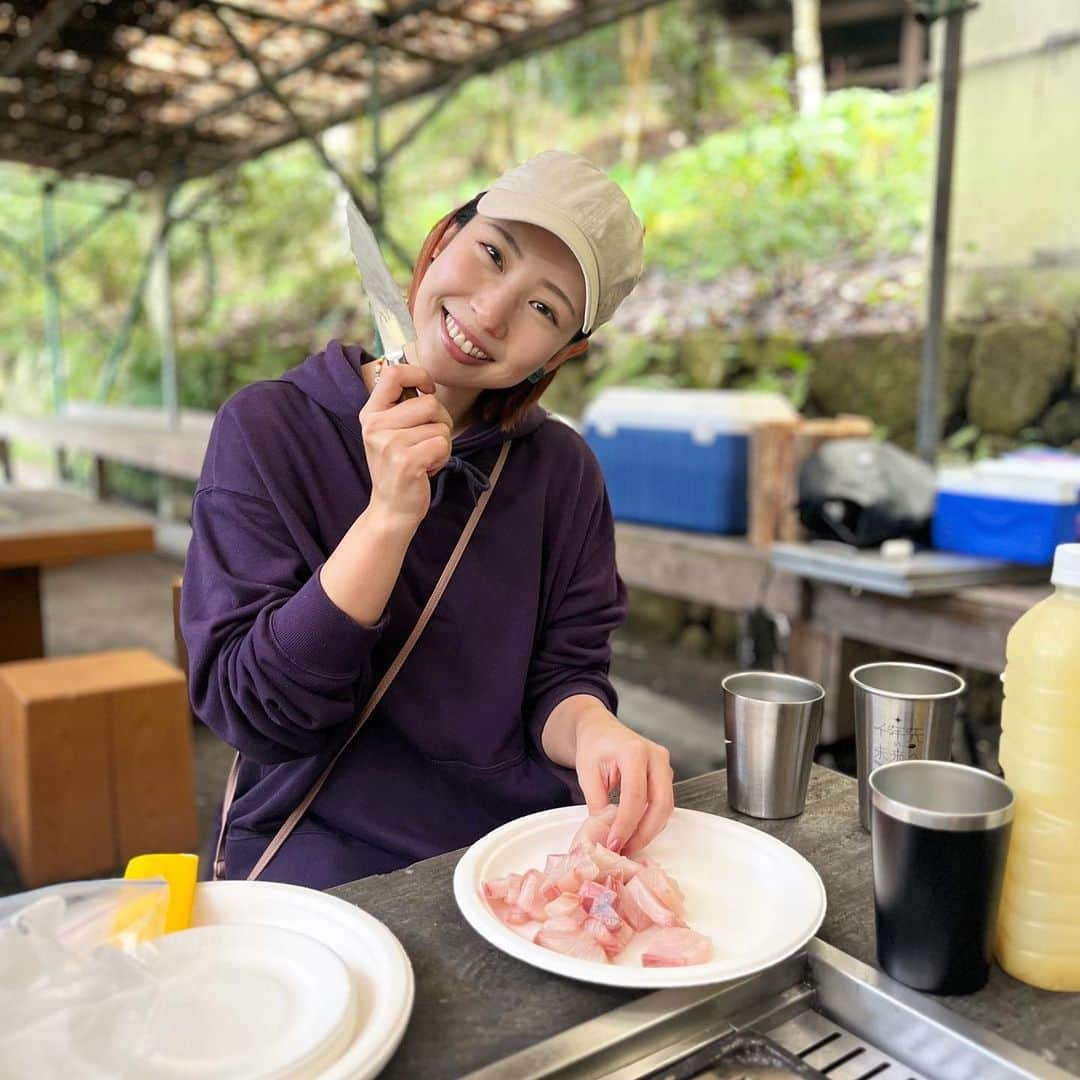 増田有華さんのインスタグラム写真 - (増田有華Instagram)「＊  先日友人たちと秋のBBQに行ってきました。 料理上手な方がいて、全て仕込んできてくださり至れり尽くせり。  わたしはかんぱちを切っただけで、あとは驚くほど役に立ちませんでした！ 食べるに徹しました！（）  朝っぱらから楽しみ楽しみ、楽しみ尽くして声が出なくなるまで笑いました。 やっぱり自然のなかで誰もスマホを触ることなく語らうのはいいですね。 はまぐりの汁を日本酒に入れて飲んだことだけは謝ります。すみませんでした。  年内あと一回くらいキャンプかBBQしたいなぁ。自然が好きだ  #かんぱちの写真だいぶ笑顔だけど #包丁が怖いと言われました #あぐー豚のソーセージはBBQで食べられへんのよ #あまりのおいしさに敷地内一周した #人は感動すると歩き出す #アヒージョ基本なんでもぶちこめる #バケット泥棒 #アウトドア大好き」11月4日 18時32分 - masuyuka_official