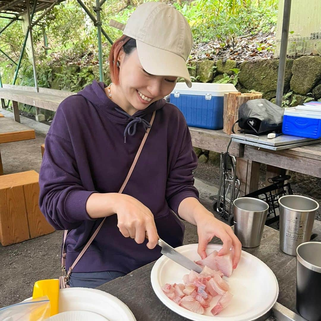 増田有華さんのインスタグラム写真 - (増田有華Instagram)「＊  先日友人たちと秋のBBQに行ってきました。 料理上手な方がいて、全て仕込んできてくださり至れり尽くせり。  わたしはかんぱちを切っただけで、あとは驚くほど役に立ちませんでした！ 食べるに徹しました！（）  朝っぱらから楽しみ楽しみ、楽しみ尽くして声が出なくなるまで笑いました。 やっぱり自然のなかで誰もスマホを触ることなく語らうのはいいですね。 はまぐりの汁を日本酒に入れて飲んだことだけは謝ります。すみませんでした。  年内あと一回くらいキャンプかBBQしたいなぁ。自然が好きだ  #かんぱちの写真だいぶ笑顔だけど #包丁が怖いと言われました #あぐー豚のソーセージはBBQで食べられへんのよ #あまりのおいしさに敷地内一周した #人は感動すると歩き出す #アヒージョ基本なんでもぶちこめる #バケット泥棒 #アウトドア大好き」11月4日 18時32分 - masuyuka_official