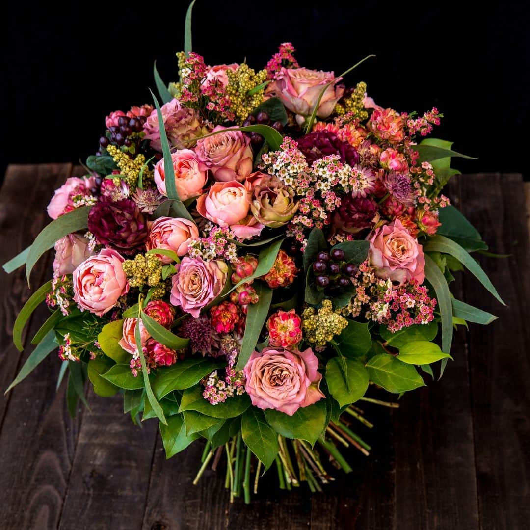 ニコライ・バーグマン・フラワーズ＆デザインのインスタグラム：「Romantic hues of autumn 💐🍂 . . . . . #nicolaibergmann #flowerdesign #ニコライバーグマン #フラワーデザイン #니콜라이버그만 #꽃다발 #букетцветов #ramosdeflores #blumenstrauß #北欧デザイン #北欧インテリア」